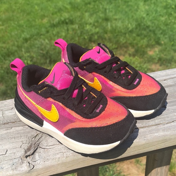 Girls Nike running sneakers - Picture 1 of 7